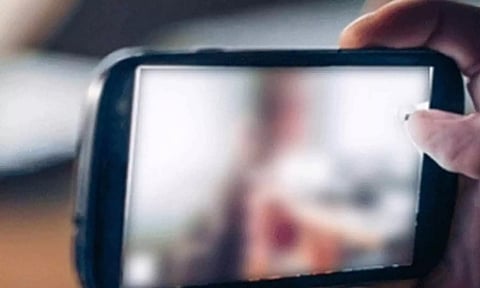 உடற்கல்வி ஆசிரியரிடம் 2500 ஆபாச வீடியோக்கள்- இளம்பெண் போலீசில் பரபரப்பு புகார்