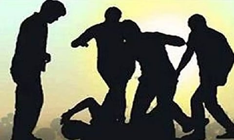 பள்ளி வகுப்பறையில் மாணவர்களுக்கு அரிவாள் வெட்டு- சக மாணவர் ஆவேசம்