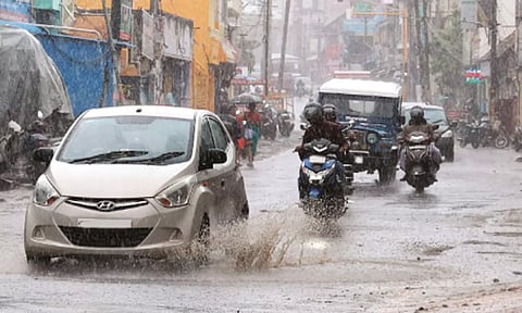 தொடர் கனமழை எதிரொலி- கன்னியாகுமரியில் பள்ளிகளுக்கு விடுமுறை அறிவிப்பு