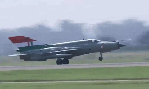 62 ஆண்டுகால சேவை.. ராணுவத்தில் இருந்து விடைபெற்றது MiG 21 போர் விமானம் - இறுதி சாகச வீடியோ இதோ!