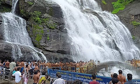 குற்றால அருவிகளில் தண்ணீர் ஆர்ப்பரிப்பு- சுற்றுலா பயணிகள் உற்சாக குளியல்