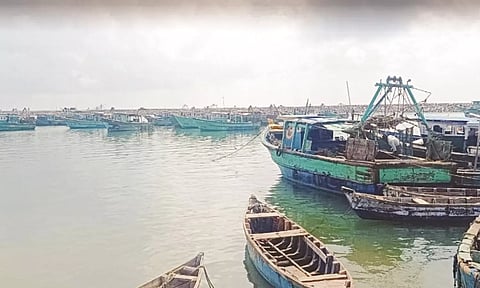 தடை காரணமாக பாம்பன் பகுதியில் நிறுத்தப்பட்டுள்ள விசைப்படகுகள்