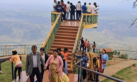 கொடநாடு காட்சி முனையில் குவிந்திருந்த சுற்றுலாப் பயணிகள்.