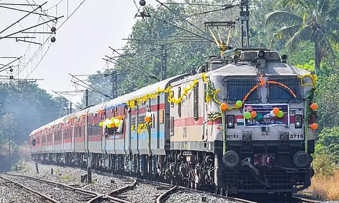 ஆயுத பூஜை பண்டிகை முன்னிட்டு சென்னையில் இருந்து நாளை சிறப்பு ரெயில்கள் இயக்கம்