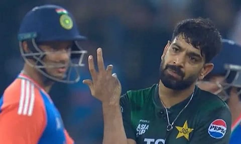 இறுதிப் போட்டியில் 3.4 ஓவரில் 50 ரன்கள்: ஹரிஸ் ராஃப்-ஐ கிழித்தெடுத்த பாகிஸ்தான் முன்னாள் வீரர்கள்..!