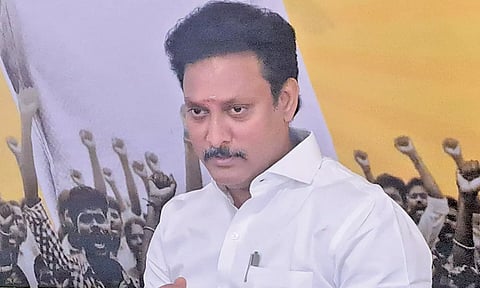 பிடித்த தலைவர்கள் பின்னால் செல்லுங்கள்... ஆனால் உங்களது உயிர் மிக முக்கியம்- அமைச்சர் அன்பில் மகேஷ்