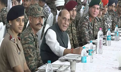 ராணுவ வீரர்களுடன் தசரா கொண்டாடுகிறார் ராஜ்நாத் சிங்