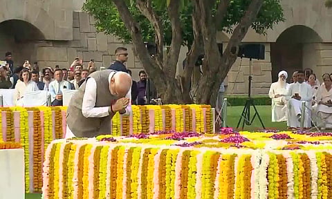 மகாத்மா காந்தியின் நினைவிடத்தில் பிரதமர் மோடி மரியாதை