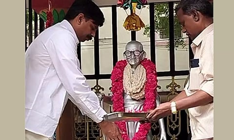 மகாத்மா காந்தி பிறந்தநாள் - கதராடை அணிந்து வந்து மரியாதை செலுத்திய மாவட்ட ஆட்சியர்
