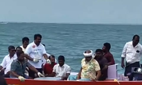 கடல் மாநாடு நடத்த கடலுக்குள் சென்று சீமான் ஆய்வு