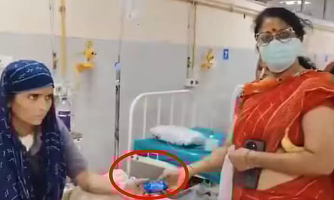 VIDEO: போட்டோ எடுத்தவுடன் கொடுத்த பிஸ்கட்டை திரும்ப வாங்கிய பாஜக பெண் தொண்டர்