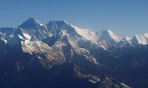 மலைச்சரிவுகளில் பனிப்புயல்: எவரெஸ்ட் சிகரத்தில் சிக்கி 1,000 பேர் தவிப்பு