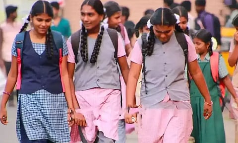 காலாண்டுத் தோ்வு விடுமுறை முடிந்து தமிழகம் முழுவதும் இன்று பள்ளிகள் திறப்பு