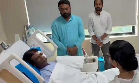 தாக்கப்பட்ட பாஜக எம்.பி.யை மருத்துவமனைக்கு சென்று பார்த்த மம்தா பானர்ஜி