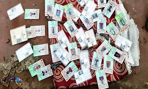 குளத்தில் மிதந்த நூற்றுக்கணக்கான வாக்காளர் அடையாள அட்டைகள்.. ம.பி.யில் வெடித்த அரசியல் சர்ச்சை