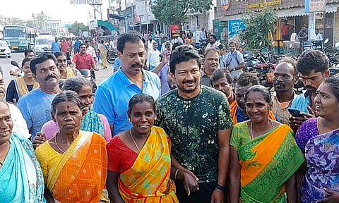 திண்டுக்கல்லில் நடைபயிற்சி மேற்கொண்ட உதயநிதி ஸ்டாலினுடன் புகைப்படம் எடுத்த மாணவர்கள், பெண்கள்