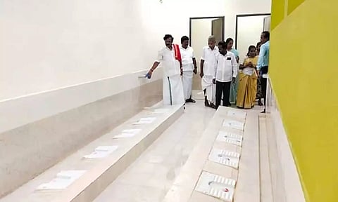 தஞ்சாவூர் அரசு பள்ளியில் தடுப்புச்சுவர் இன்றி கழிப்பறை: இருவர் சஸ்பெண்ட்