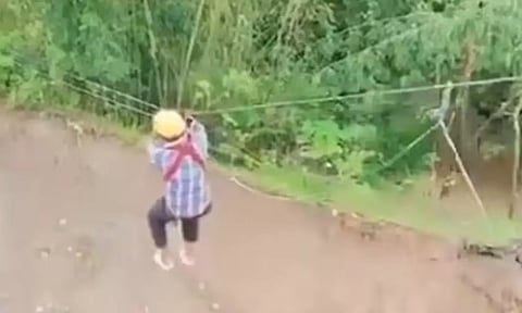 நிலச்சரிவில் சிக்கிய நோயாளிகள்: ஜிப்லைனில் சென்று சிகிச்சை அளித்த டாக்டர்