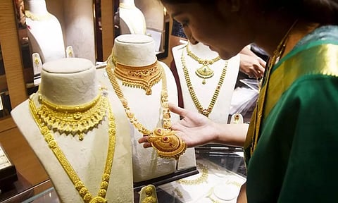GOLD PRICE TODAY : அதிரடியாக குறைந்த தங்கம் விலை... உச்சத்தை தொட்ட வெள்ளி விலை- இன்றைய நிலவரம்