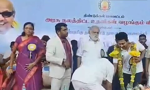 உதயநிதி ஸ்டாலின் காலில் விழுந்த 74 வயது எம்.எல்.ஏ.- விமர்சனத்திற்குள்ளாகும் வைரல் வீடியோ