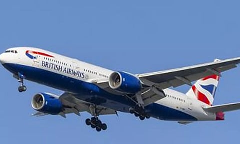 புகை வெளியேறியதால் அவசரமாக தரையிறங்கிய விமானம்: உயிர் தப்பிய 142 பேர்