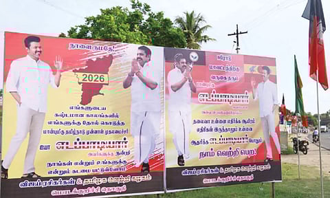 அ.தி.மு.க. பிரசாரத்தில் எடப்பாடி பழனிசாமியை பாராட்டி விஜய் படத்துடன் பேனர் - புகைப்படங்கள் வைரல்