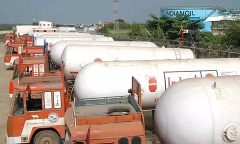 டேங்கர் லாரிகள் வேலை நிறுத்தம் 3-வது நாளாக நீடிப்பு- தினமும் ரூ.2 கோடி வருவாய் இழப்பு