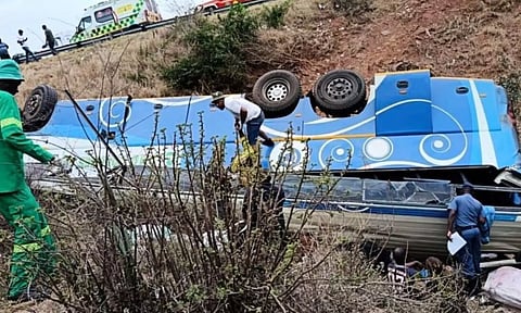 தென்ஆப்பிரிக்காவில் பள்ளத்தில் பேருந்து கவிழ்ந்த விபத்தில் 42 பேர் உயிரிழப்பு