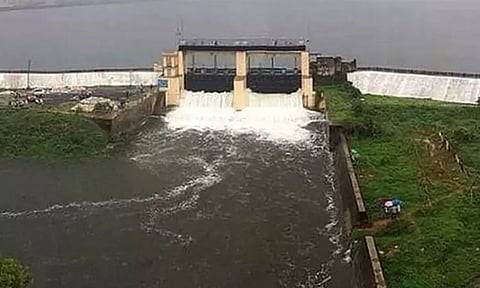 கொசஸ்தலை ஆற்றில் நீர்வரத்து அதிகரிப்பு- புழல் ஏரியில் இருந்து 700 கன அடி நீர் திறப்பு