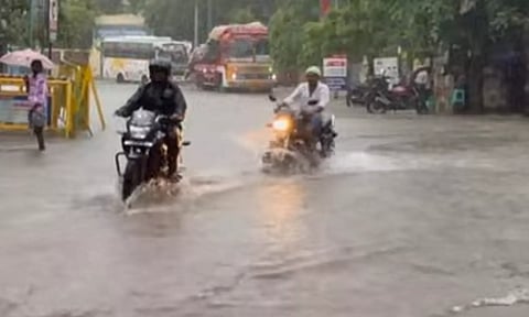 வெளுத்து வாங்கும் கனமழை- வெள்ளக்காடாக மாறிய திருச்செந்தூர்