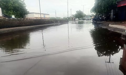 தூத்துக்குடியில் கனமழையால் வெள்ளக்காடான சாலைகள் - மருத்துவமனைக்குள் மழைநீர் புகுந்தது