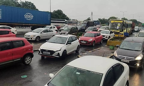 விக்கிரவாண்டி சுங்கச்சாவடியில் போக்குவரத்து நெரிசல்- 1 கி.மீ. தூரத்திற்கு அணி வகுத்து நின்ற வாகனங்கள்