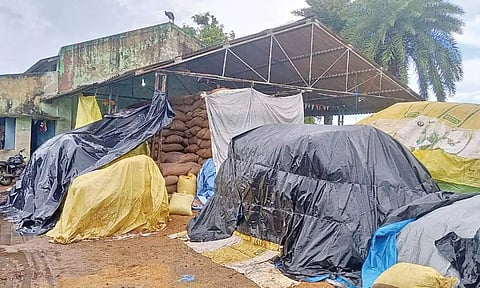 மன்னார்குடி பகுதி கொள்முதல் நிலையங்களில் 4 லட்சம் நெல் மூட்டைகள் தேக்கம்