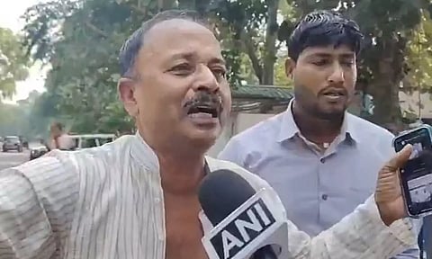 லல்லு பிரசாத் கட்சியில் சீட் கொடுக்க மறுத்ததால் சட்டையை கிழித்து, தரையில் புரண்டு அழுத நிர்வாகி