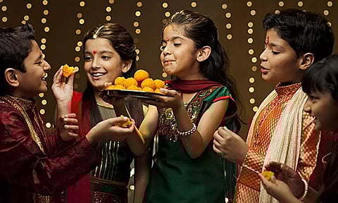 தீபாவளி பண்டிகை... மகிழ்ச்சியை பகிர்ந்து கொள்வோம்