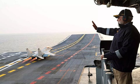 ஐஎன்எஸ் விக்ராந்த் கடற்படை கப்பலில் தீபாவளியை கொண்டாடிய பிரதமர் மோடி