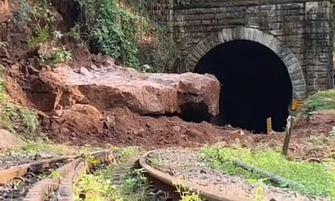 மேட்டுப்பாளையம்-குன்னூர் மலைரெயில் பாதையில் ராட்சத பாறைகள் விழுந்து கிடப்பதை காணலாம்.