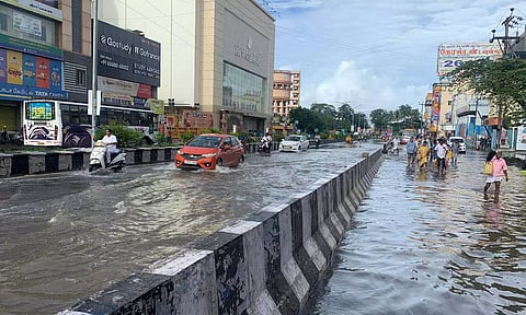 புதுச்சேரி இந்திரா காந்தி சதுக்கத்தில் 4 பகுதிகளிலும் வெள்ள நீர் வெளியேறாமல் தேங்கி நிற்கிறது. இதனால் வாகனங்கள் ஊர்ந்து செல்வதை படத்தில் காணலாம்.