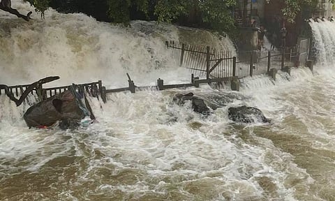 ஒகேனக்கல்லுக்கு நீர்வரத்து அதிகரிப்பு: 2-வது நாளாக அருவியில் குளிக்க தடை விதிப்பு