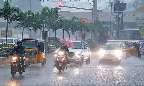 சென்னை உள்பட 5 மாவட்டங்களுக்கு நாளை கனமழை எச்சரிக்கை- வானிலை ஆய்வு மையம்