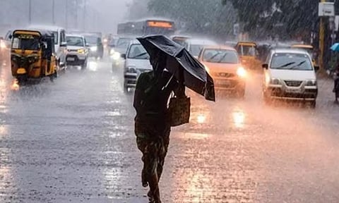 கனமழை எதிரொலி: கிருஷ்ணகிரி மாவட்டத்திற்கு உதவி எண்கள் அறிவிப்பு