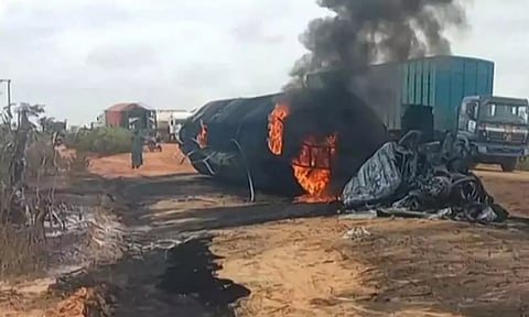 நைஜீரியாவில் சோகம்: பெட்ரோல் ஏற்றிச்சென்ற டேங்கர் லாரி வெடித்து 39 பேர் பலி