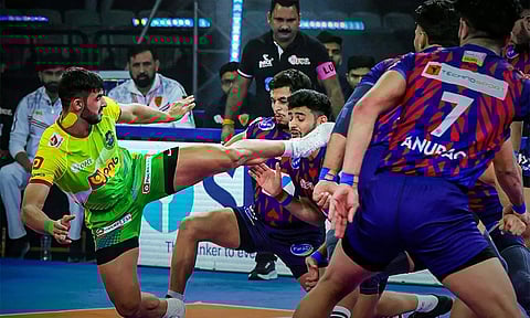 புரோ கபடி லீக்: டெல்லியை நொறுக்கி பிளே ஆப் சுற்றை தக்கவைத்தது பாட்னா பைரேட்ஸ்