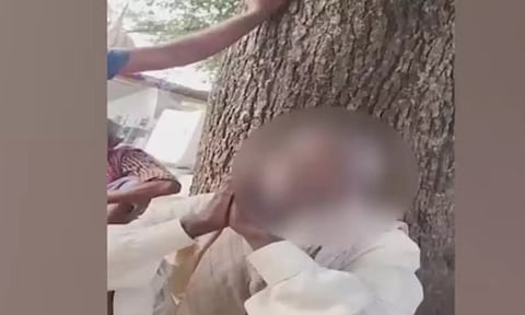 கோவிலில் சிறுநீர் கழித்த இடத்தை முதியவரை நாக்கால் சுத்தம் செய்ய வைத்து கொடுமை