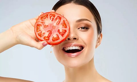 செயற்கை அழகு சாதனப் பொருட்களை தள்ளிவைத்துவிட்டு தக்காளியை போட்டாலே போதும்!