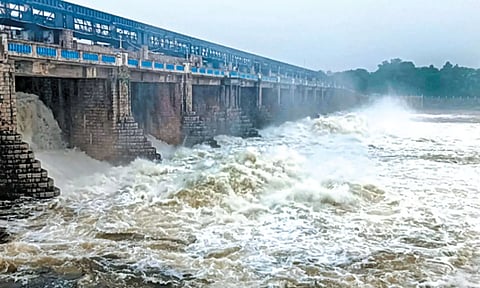 பூண்டி ஏரிக்கு நீர்வரத்து தொடர்ந்து அதிகரிப்பு- 30 கிராமங்களுக்கு வெள்ள அபாய எச்சரிக்கை