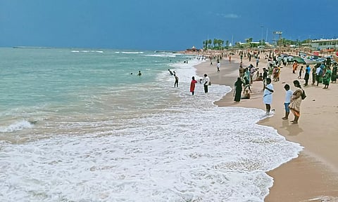 சீற்றத்துடன் காணப்பட்ட கடல் அலைகள்.