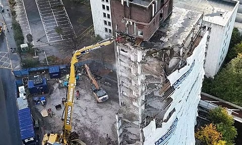 இங்கிலாந்தில் அடுக்குமாடி குடியிருப்பு இடிப்பு: நிலநடுக்கம் ஏற்பட்டதாக மக்கள் அச்சம்