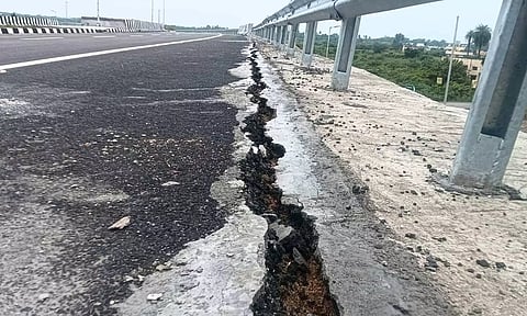 சென்னை-திருப்பதி 4 வழிச்சாலையில் 2 கி.மீட்டர் தூரத்துக்கு விரிசல்- பொதுமக்கள் அதிர்ச்சி