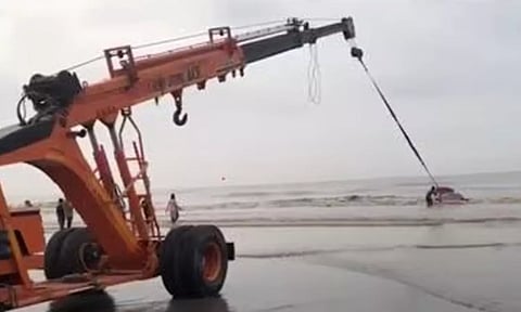 VIDEO: சாகசத்துக்கு ஆசைப்பட்டு நடுக்கடலில் சொகுசு காருடன் சிக்கிய வாலிபர்